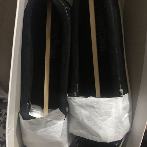 Women's Minnetonka Newport black PRICE IS FIRM - Picture 5 of 8